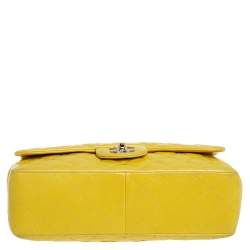 مملوكة مسبقًا حقيبة شانيل جومبو كلاسيك جلد خروف مبطن أصفر ذات قلاب واحد