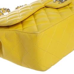 مملوكة مسبقًا حقيبة شانيل جومبو كلاسيك جلد خروف مبطن أصفر ذات قلاب واحد