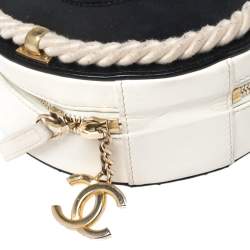 Pre Owned حقيبة شانيل اون فوغو جلد مبطن أبيض/أزرق كحلي مستديرة صغيرة