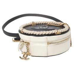 Pre Owned حقيبة شانيل اون فوغو جلد مبطن أبيض/أزرق كحلي مستديرة صغيرة