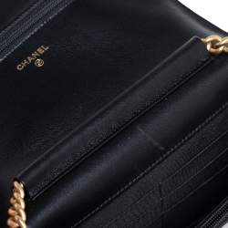 مملوكة مسبقًا محفظة شانيل بوي جلد خروف مبطن أسود بسلسلة