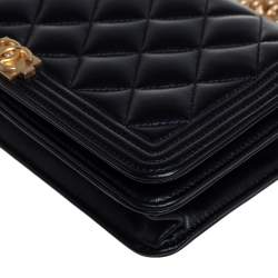 مملوكة مسبقًا محفظة شانيل بوي جلد خروف مبطن أسود بسلسلة