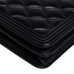 مملوكة مسبقًا محفظة شانيل بوي جلد خروف مبطن أسود بسلسلة