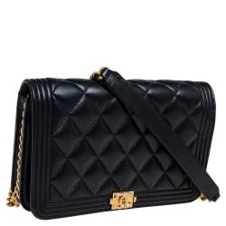 مملوكة مسبقًا محفظة شانيل بوي جلد خروف مبطن أسود بسلسلة