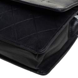 مملوكة مسبقًا Chanel Black Quilted Leather Logo Wallet On Chain