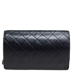 مملوكة مسبقًا Chanel Black Quilted Leather Logo Wallet On Chain