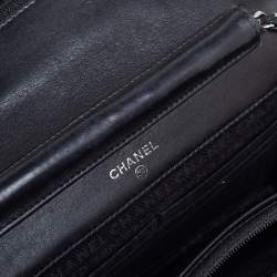 مملوكة مسبقًا Chanel Black Quilted Leather Logo Wallet On Chain