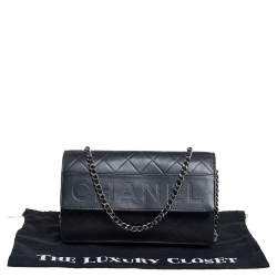 مملوكة مسبقًا Chanel Black Quilted Leather Logo Wallet On Chain