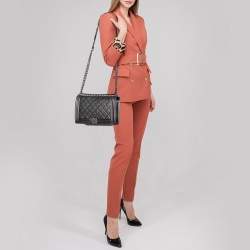 Pre Owned حقيبة شانيل قلاب بوي متوسطة نيو جلد مخرم مبطن فضي