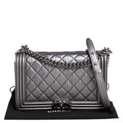 Pre Owned حقيبة شانيل قلاب بوي متوسطة نيو جلد مخرم مبطن فضي