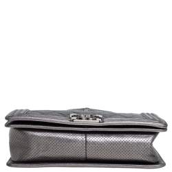 Pre Owned حقيبة شانيل قلاب بوي متوسطة نيو جلد مخرم مبطن فضي