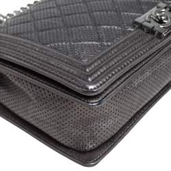 Pre Owned حقيبة شانيل قلاب بوي متوسطة نيو جلد مخرم مبطن فضي