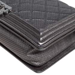 Pre Owned حقيبة شانيل قلاب بوي متوسطة نيو جلد مخرم مبطن فضي