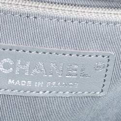 Pre Owned حقيبة شانيل قلاب بوي متوسطة نيو جلد مخرم مبطن فضي