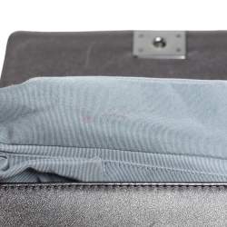 Pre Owned حقيبة شانيل قلاب بوي متوسطة نيو جلد مخرم مبطن فضي