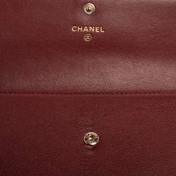 Pre Owned محفظة كونتينينتال شانيل جلد أحمر داكن قلاب مزين سي سي 