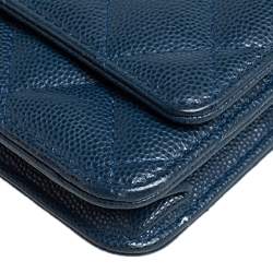 مملوكة مسبقًا Chanel Blue Quilted Caviar Leather Classic Wallet on Chain
