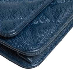 مملوكة مسبقًا Chanel Blue Quilted Caviar Leather Classic Wallet on Chain