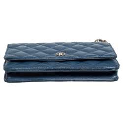 مملوكة مسبقًا Chanel Blue Quilted Caviar Leather Classic Wallet on Chain