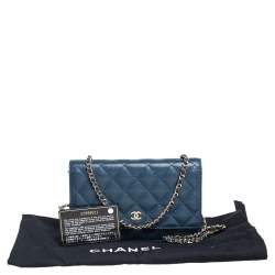 مملوكة مسبقًا Chanel Blue Quilted Caviar Leather Classic Wallet on Chain