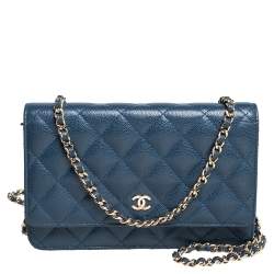 مملوكة مسبقًا Chanel Blue Quilted Caviar Leather Classic Wallet on Chain