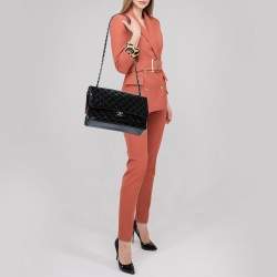 Pre Owned حقيبة شانيل كلاسيك ماكسي جلد لامع مبطن سوداء بقلاب واحد