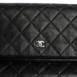 مملوكة مسبقًا Chanel Black Quilted Leather Fold Over Clutch