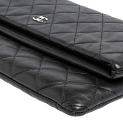 مملوكة مسبقًا Chanel Black Quilted Leather Fold Over Clutch