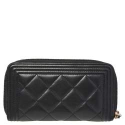 مملوكة مسبقًا Chanel Black Quilted Leather Boy Zip Around Wallet