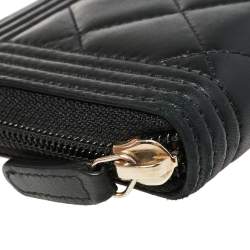 مملوكة مسبقًا Chanel Black Quilted Leather Boy Zip Around Wallet