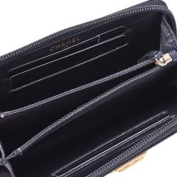 مملوكة مسبقًا Chanel Black Quilted Leather Boy Zip Around Wallet