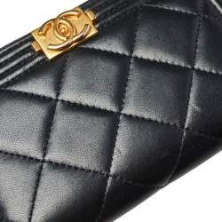 مملوكة مسبقًا Chanel Black Quilted Leather Boy Zip Around Wallet