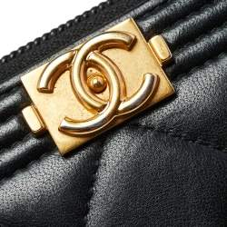مملوكة مسبقًا Chanel Black Quilted Leather Boy Zip Around Wallet