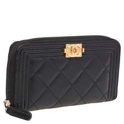مملوكة مسبقً�ا Chanel Black Quilted Leather Boy Zip Around Wallet