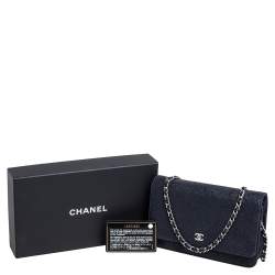 مملوكة مسبقًا Chanel Navy Blue/Black Lace Overlay Suede Classic Wallet on Chain