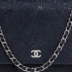 مملوكة مسبقًا Chanel Navy Blue/Black Lace Overlay Suede Classic Wallet on Chain