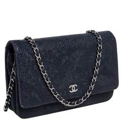 مملوكة مسبقًا Chanel Navy Blue/Black Lace Overlay Suede Classic Wallet on Chain