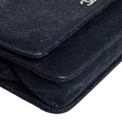مملوكة مسبقًا Chanel Navy Blue/Black Lace Overlay Suede Classic Wallet on Chain