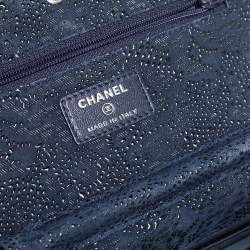 مملوكة مسبقًا Chanel Navy Blue/Black Lace Overlay Suede Classic Wallet on Chain