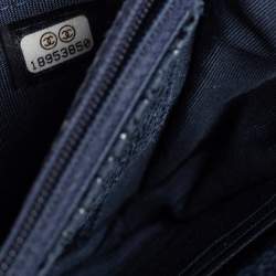 مملوكة مسبقًا Chanel Navy Blue/Black Lace Overlay Suede Classic Wallet on Chain