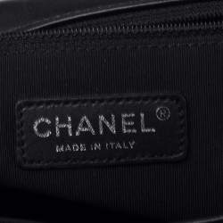 مملوكة مسبقًا حقيبة شانيل بوي جلد مبطن أبيض/أسود حافة نمط رقعة الشطرنج كبيرة