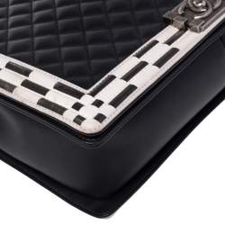 مملوكة مسبقًا حقيبة شانيل بوي جلد مبطن أبيض/أسود حافة نمط رقعة الشطرنج كبيرة