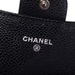 مملوكة مسبقًا Chanel Black Quilted Caviar Leather Classic Flap Wallet