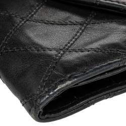 مملوكة مسبقًا محفظة شانيل فنتيدج جلد أسو د مبطن مزدوج ثلاثية الطي