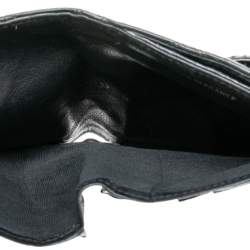 مملوكة مسبقًا محفظة شانيل فنتيدج جلد أسود مبطن مزدوج ثلاثية الطي