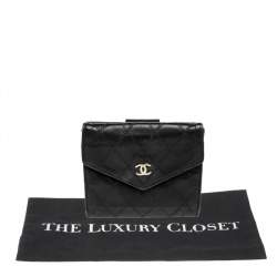 مملوكة مسبقًا محفظة شانيل فنتيدج جلد أسود مبطن مزدوج ثلاثية الطي