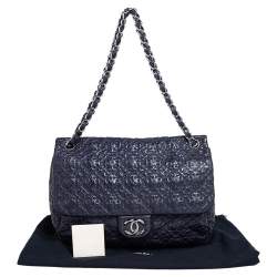 مملوكة مسبقًا حقيبة شانيل جلد لامع نقشة دلاية  د الحظ+