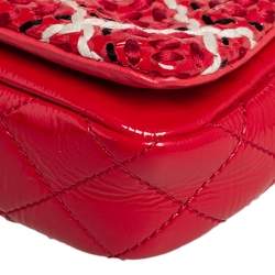 مملوكة مسبقًا حقيبة كتف شانيل جلد لامع وقماش مغزول أحمر حياكة ماسية بقلاب CC 