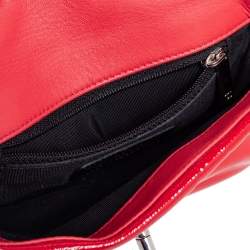 مملوكة مسبقًا حقيبة كتف شانيل جلد لامع وقماش مغزول أحمر حياكة ماسية بقلاب CC 