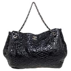 Pre Owned Chanel Black Camellia Embossed Patent Vinyl Accordion Hobo